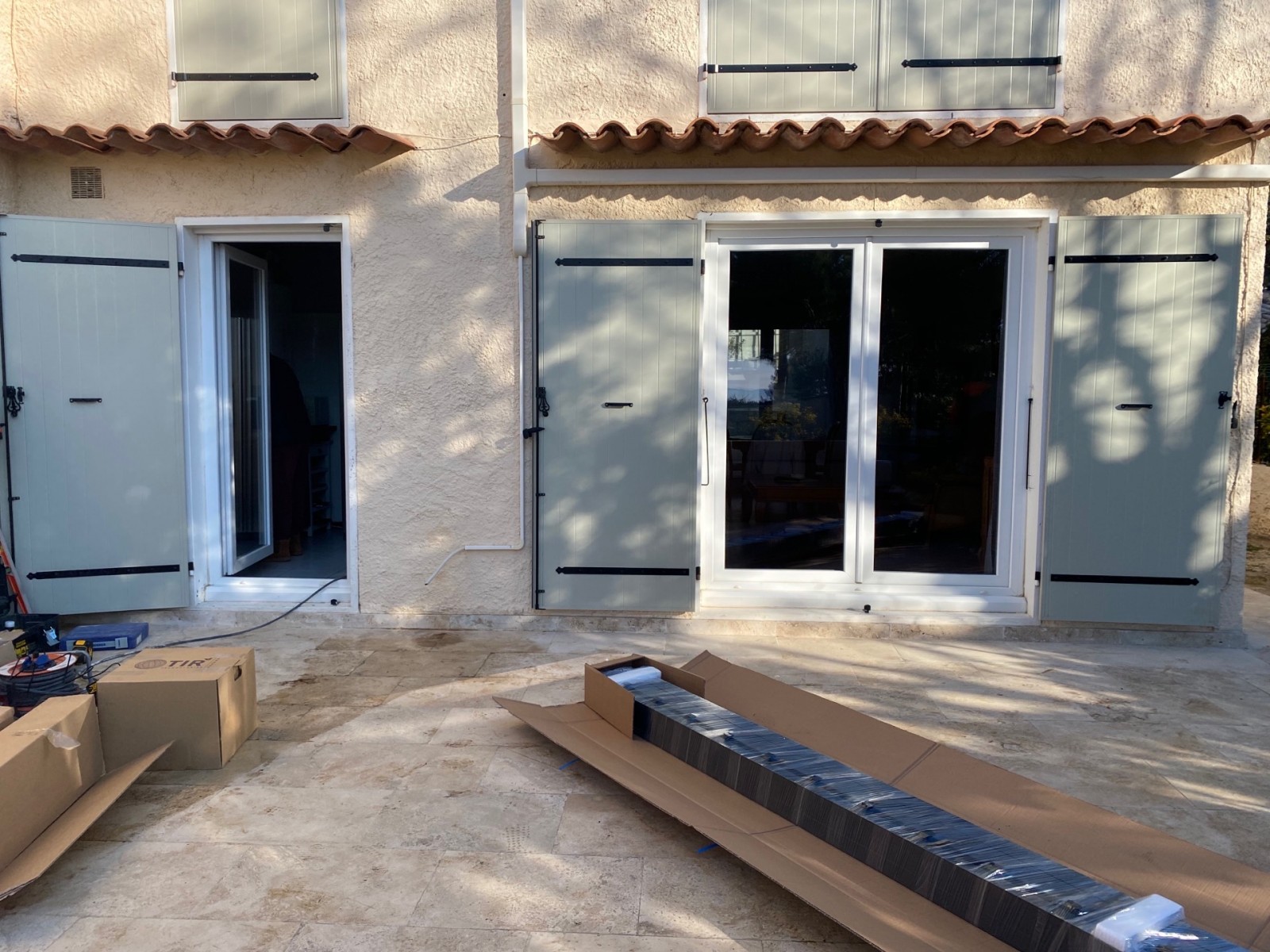 Pose d’une pergola bioclimatique en aluminium de la marque MARQUISE à Marseille 13012 la Valentine