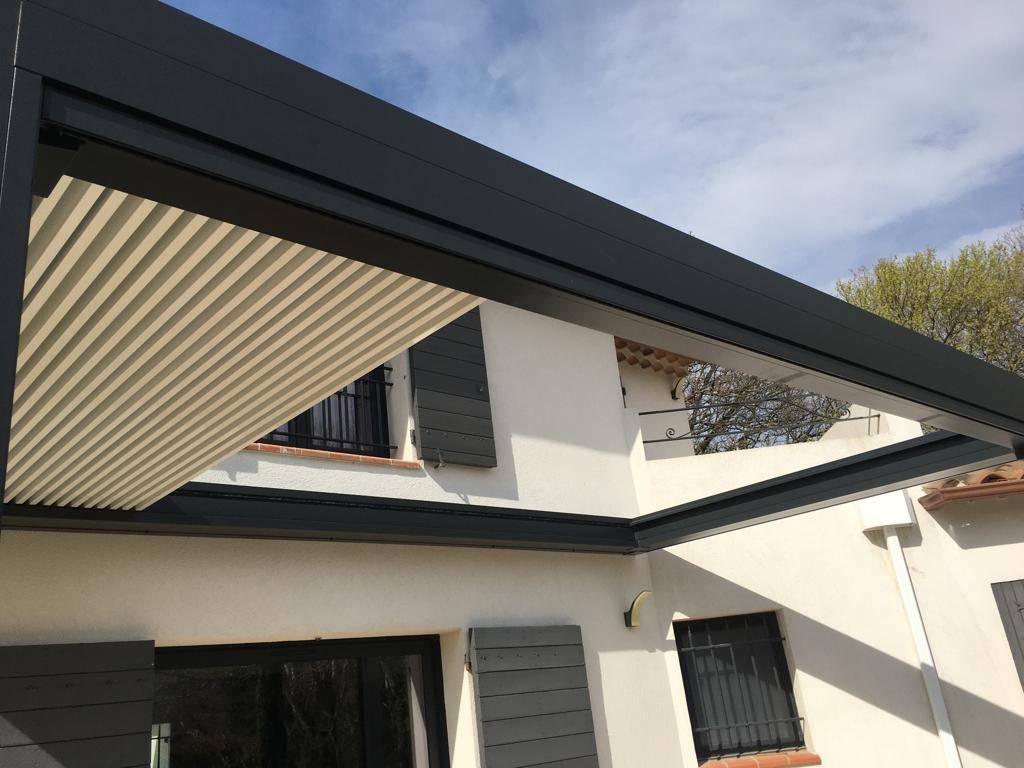 PERGOLA EN ALU ADOSSEE RAL 7016 AVEC LAMES RETRACTABLES A AUBAGNE 13400