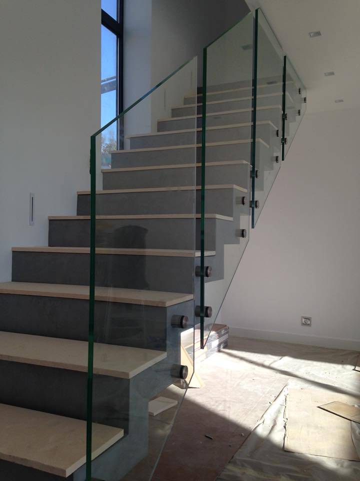 Faire poser un garde-corps intérieur en verre sur une descente d’escaliers à Marseille