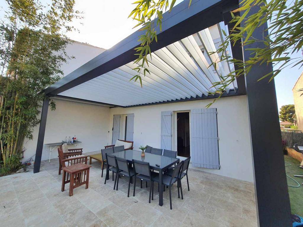 Pergola 2 pieds ou adossée avec lames orientables par motorisation SOMFY à Marseille 13010 