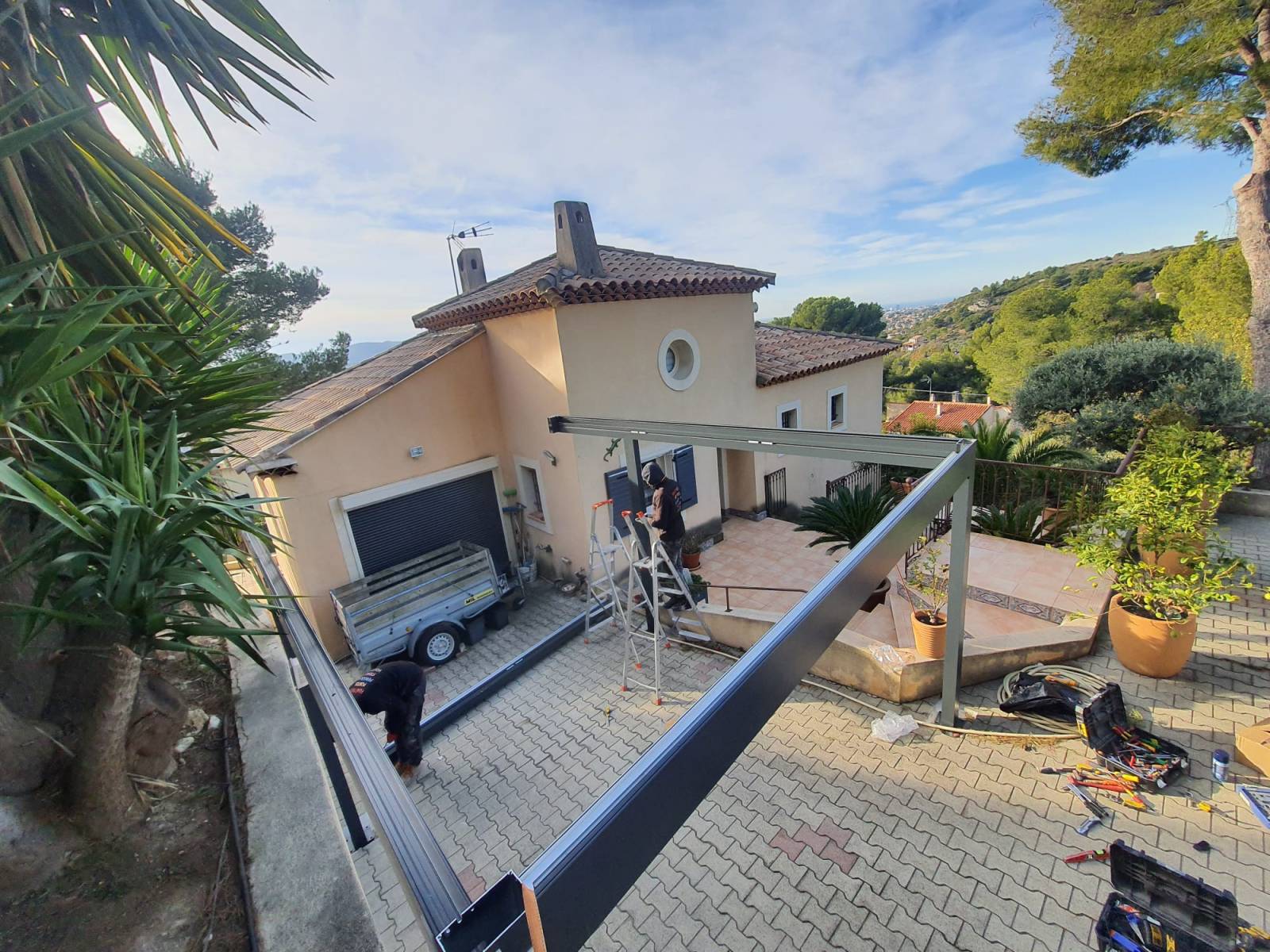 Pose d’un carport autoporté moderne par une entreprise de confiance à Marseille 13011