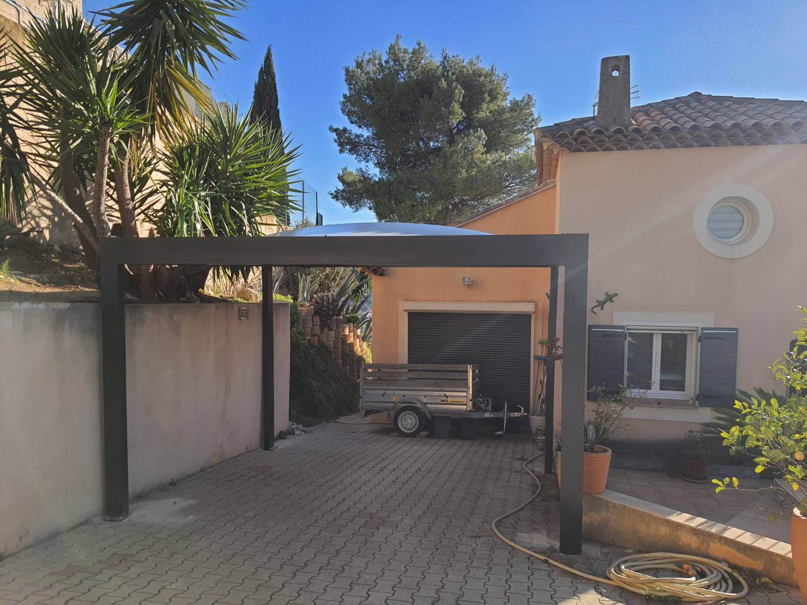 Pose d’un carport autoporté moderne par une entreprise de confiance à Marseille 13011