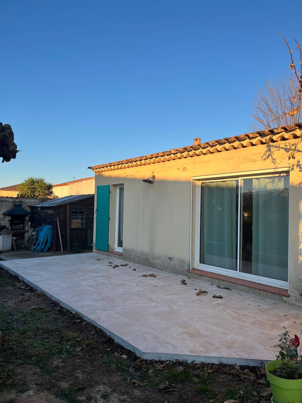 POSE ET INSTALLATION D'UNE PERGOLA BIOCLIMATIQUE EN ALU RAL 7016 AVE LAMES ORIENTABLES