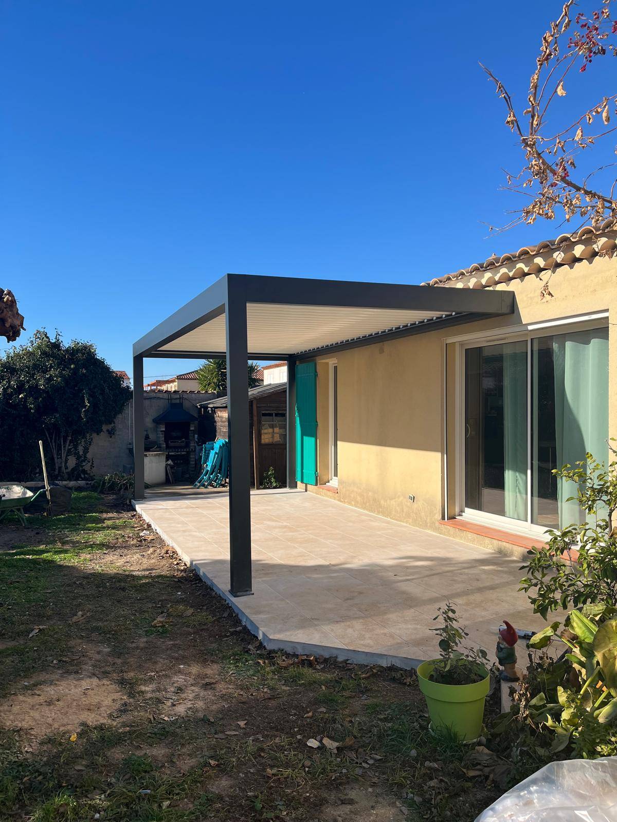 PERGOLA ADOSSE BICLIMATIQUE EN ALU GRIS ANTHRACITE RAL 7016 A MARSEILLE