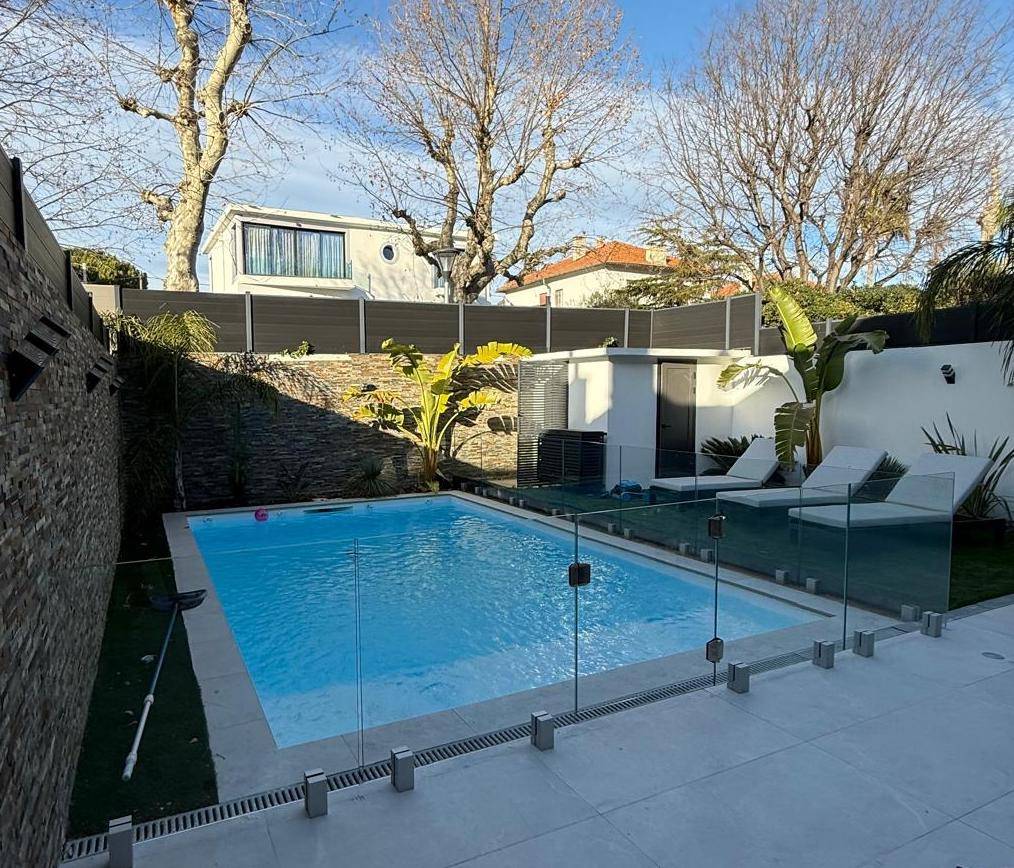 Pose et installation de garde-corps en verre sur mesure pour sécuriser les abords d'une piscine à Marseille 13008