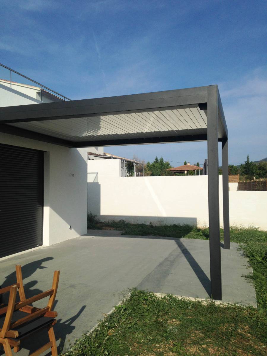 Pergola bioclimatique en alu 2x2 à lames orientables posée par Grand Sud Habitat à Marseille 13013