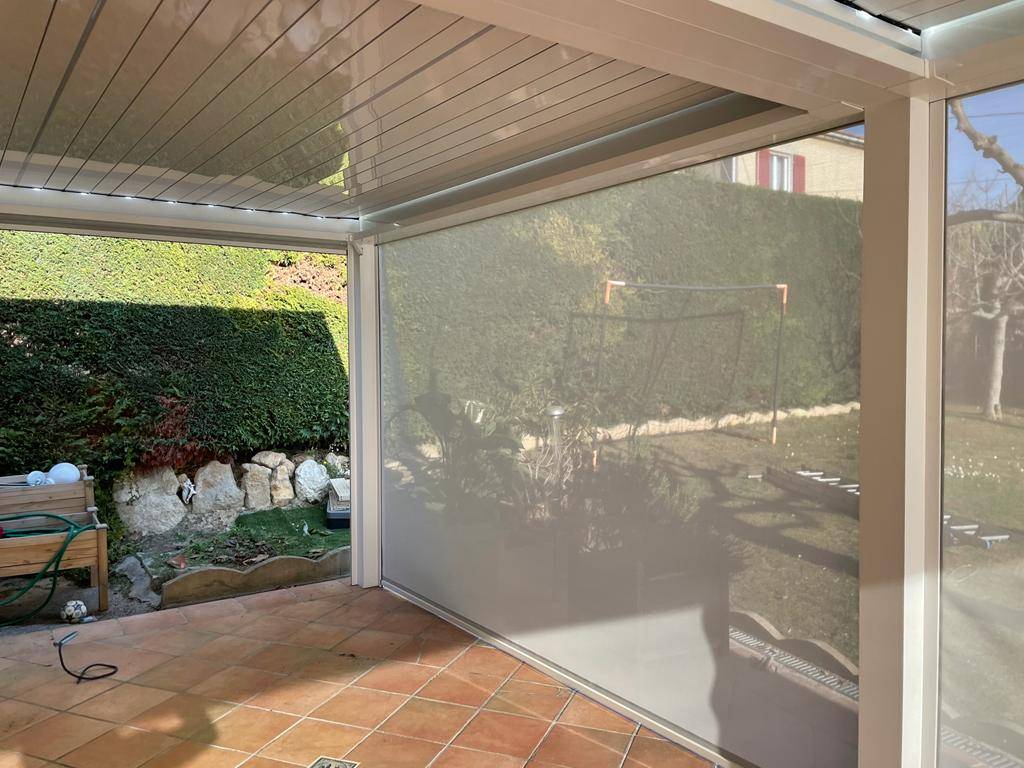 Stores verticaux ZIP motorisés avec toile micro-perforée Serge Ferrari Soltis 92 à Marseille 13009