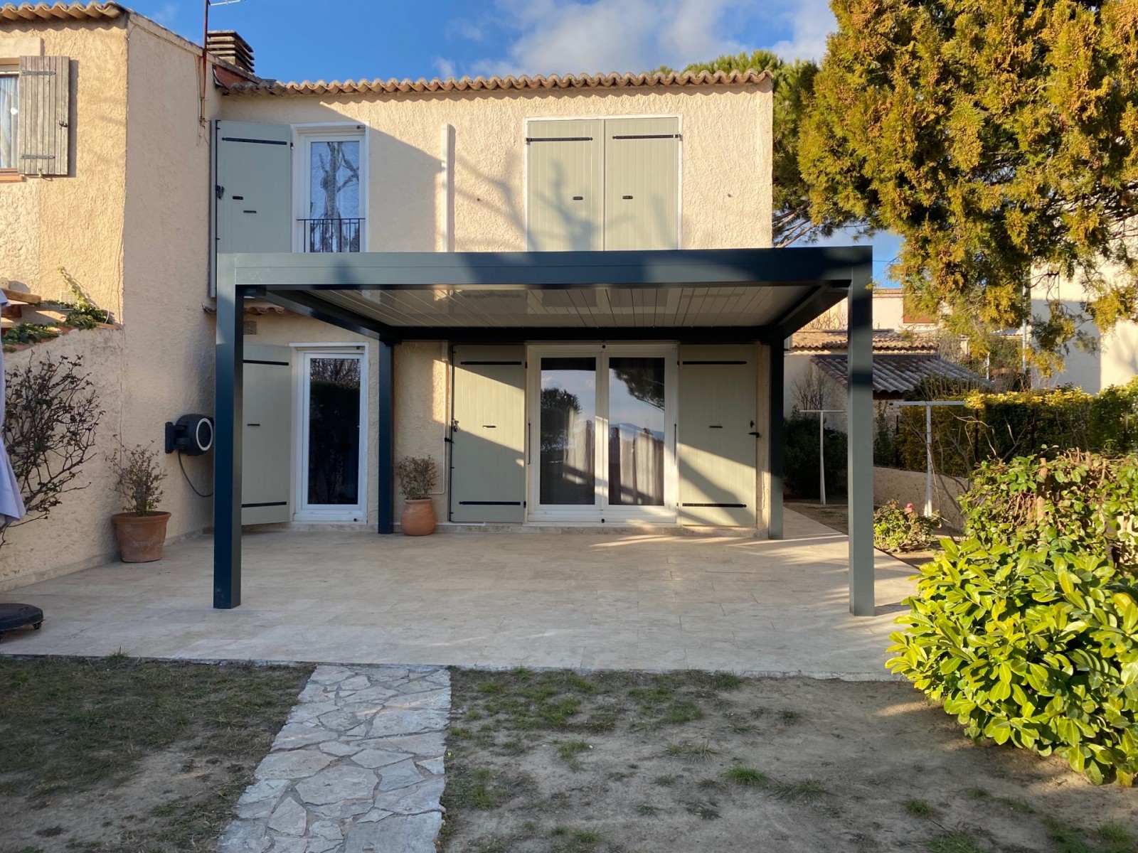 Pose d’une pergola bioclimatique en aluminium de la marque MARQUISE à Marseille 13012 la Valentine