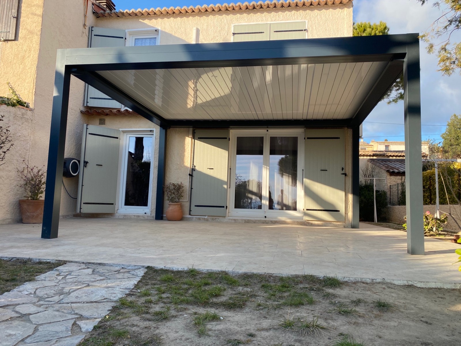 Pose d’une pergola bioclimatique en aluminium de la marque MARQUISE à Marseille 13012 la Valentine