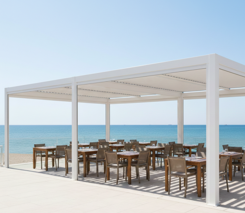 Installation d'une pergola alu blanche de 30m2 pour la plage d'un restaurant en bord de mer - Certification Qualimarine - à Martigues avec Grand Sud Habitat
