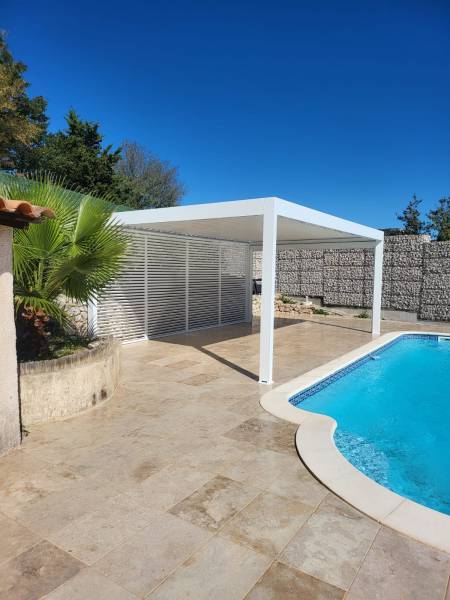 Pergola IZI blanche de chez Marquise en pose libre ou auto-portée à Marseille 13009