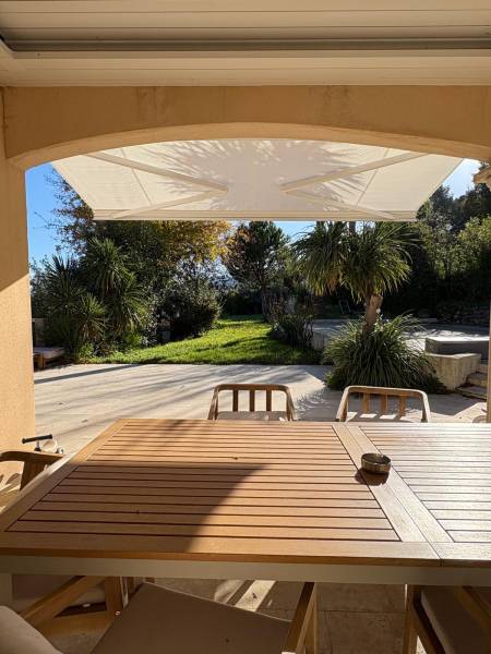 PERGOLA BLANCHE RAL 9016 SUR MESURE SANS POTEAUX  HAUT DE GAMME AVEC OPTION STORE . INSTALLE PAR GRAND SUD HABITAT A MARSEILLE 13012